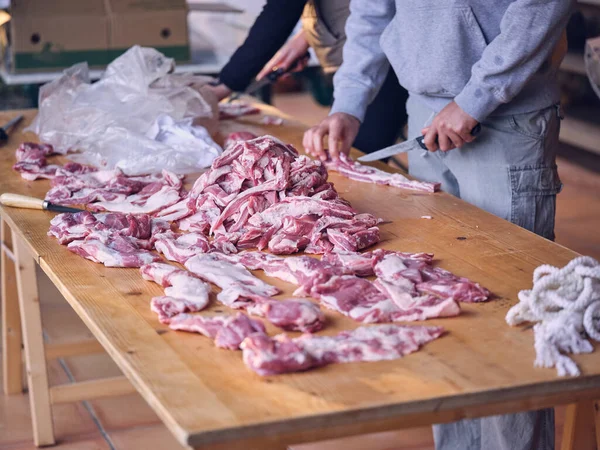 Alto Angolo Coltura Macellai Maschi Irriconoscibili Abiti Casual Intagliare Carne — Foto Stock