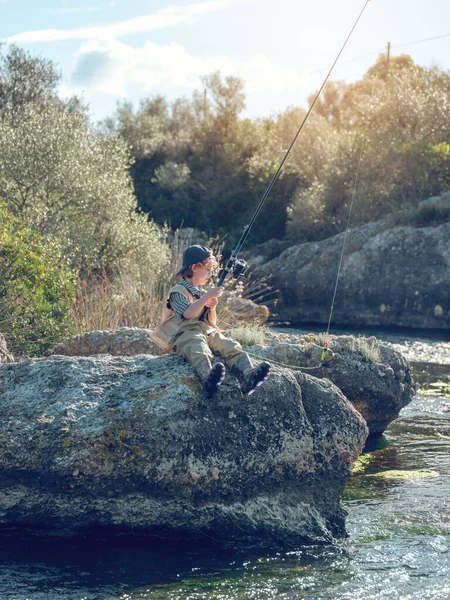 Niño Ropa Casual Mirando Línea Caña Pescar Mientras Está Sentado — Foto de Stock