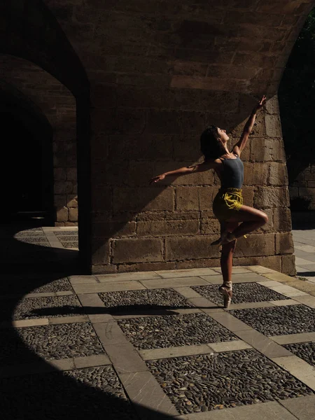 Asfaltlı Caddede Gölgeli Parlak Güneş Işığıyla Dans Eden Isimsiz Kadın — Stok fotoğraf