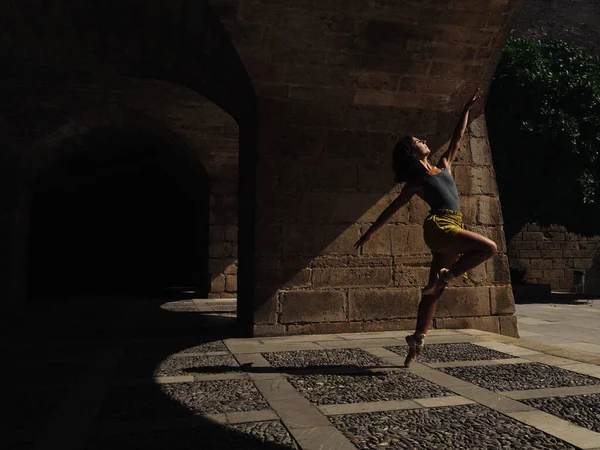 Full Body Side View Van Onherkenbare Vrouw Uitvoeren Ballet Dans — Stockfoto