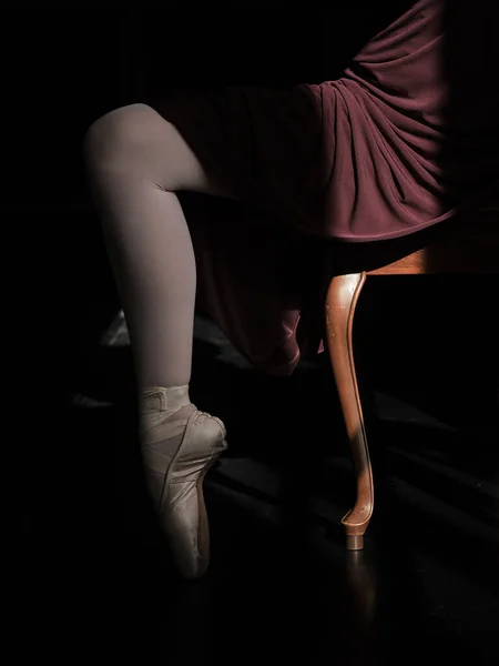 Vista Lateral Cultura Bailarina Fêmea Anônima Vestido Elegante Sentado Cadeira — Fotografia de Stock