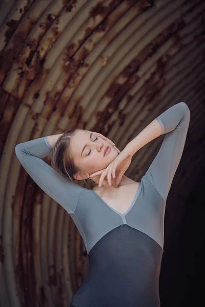 Atraktivní Fit Mladá Baletní Tanečnice Dotýkající Hlavy Zavřenýma Očima Zatímco — Stock fotografie