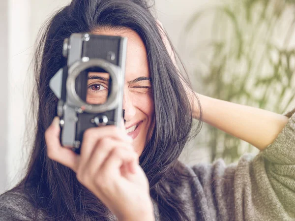 Siyah Saçlı Gülümseyen Bir Kadın Arka Plandaki Bulanık Saçlara Göz — Stok fotoğraf