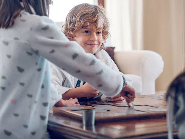 Roztomilý Preteen Chlapec Úsměvem Hraní Deskové Hry Maminkou Sestrou Hotelovém — Stock fotografie