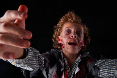 Zombi makyajlı erkek yüzü, Cadılar Bayramı karakteri, zombi çığlığı ifadesi