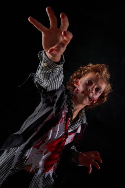 Zombi makyajlı erkek yüzü, Cadılar Bayramı karakteri, zombi ifadesi