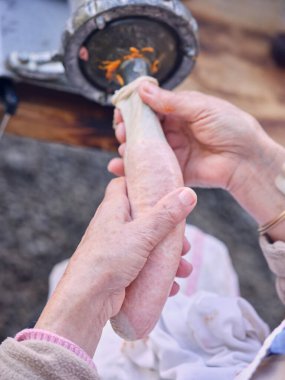 Mallorca 'da geleneksel mezbahada lezzetli sucuk hazırlarken, sosis kaplamasını makineden kıyma ile dolduran tanınmamış son sınıf dişi mahsulün yan görüntüsü