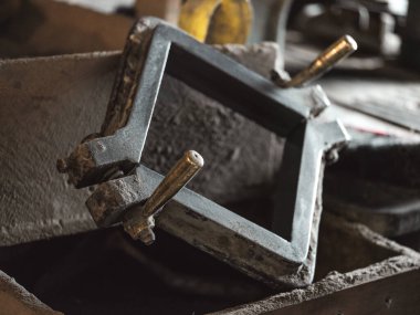 Profesyonel imalatta el yapımı seramik fayanslar yapmak için ahlak zabıtası olan kaba metal küf.