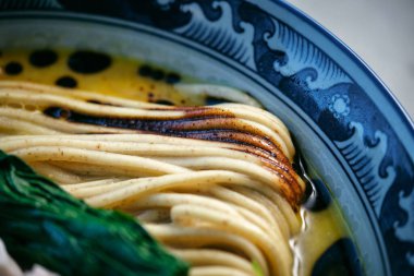 Geleneksel Japon şehriye çorbası, deniz yosunu ve soya sosu ve süs kabı.