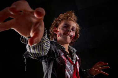 Zombi makyajlı erkek yüzü, Cadılar Bayramı karakteri, zombi ifadesi