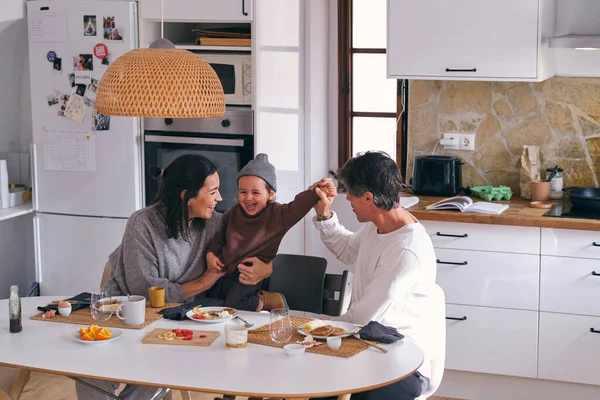 Cheerful Mom Embracing Little Girl Husband While Talking Table Breakfast — Stock Photo, Image