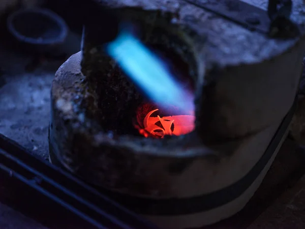 金細工の研修会の炉で金属を溶かす燃えるガス トーチの選択的な焦点から — ストック写真