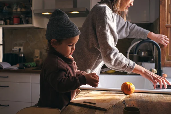 Portakal Soyan Küçük Şirin Çocuğun Yan Görünüşü Mutfaktaki Ekin Annesinin — Stok fotoğraf