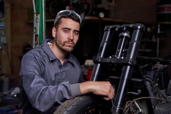 Ernsthafter Bärtiger Mechaniker Uniform Sitzt Neben Motorrad Mit Der Hand — Stockfoto