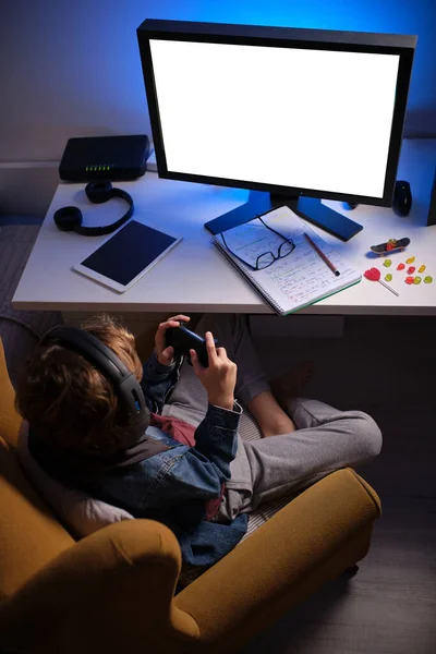 Nagy Szög Névtelen Gyermek Headset Joystick Karosszékben Miközben Videojáték Sötét — Stock Fotó