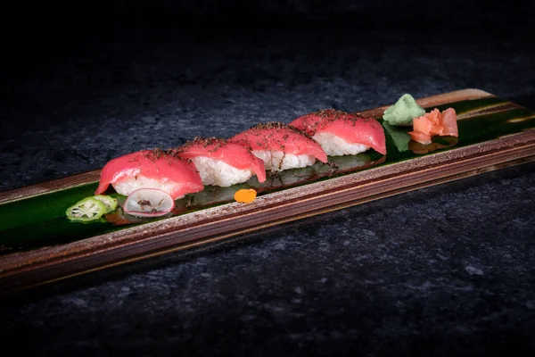 Heerlijke Japanse Sushi Nigiri Met Verse Vis Rijst Versierd Met — Stockfoto