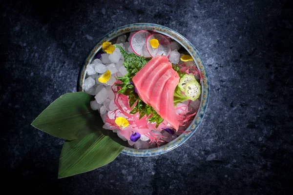Vista Superior Sashimi Atum Fresco Servido Tigela Com Cubos Gelo — Fotografia de Stock
