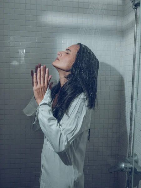 小木屋里的年轻女性 头发湿透 衬衫湿透 紧闭双眼 在洗澡水下放松沉思 — 图库照片