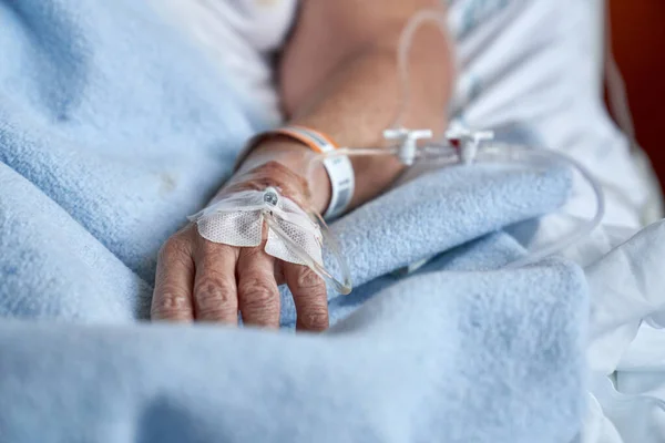 Hand Van Gewas Anonieme Patiënt Met Aangesloten Katheter Voor Intraveneuze — Stockfoto