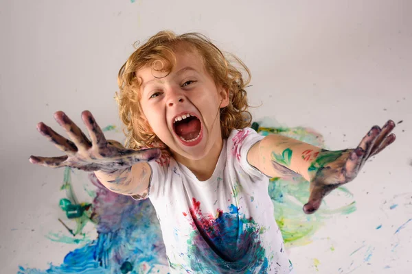 Shora Legrační Chlapec Pokrytý Barevnými Barvami Při Pohledu Kameru Vzrušeným — Stock fotografie