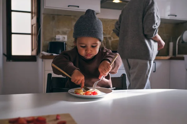 Sevimli Küçük Çocuk Masada Oturuyor Çatal Bıçakla Lezzetli Yemekler Yiyor — Stok fotoğraf