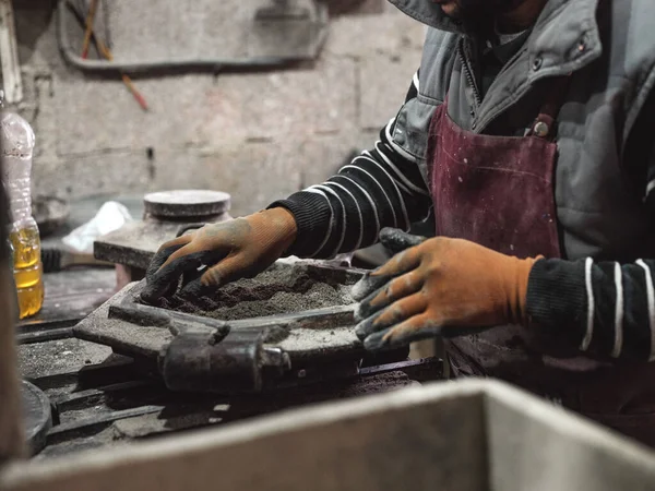 공장에서 타일을 만들기위한 재료를 준비하는 금형으로 작업하는 앞치마와 장갑에 수없는 — 스톡 사진