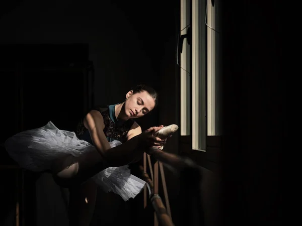 Вид Збоку Молодої Жіночої Балерини Tutu Розтягування Ноги Ногу Під — стокове фото