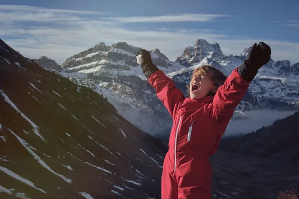 Αγόρι Ζεστά Ρούχα Σηκώνει Χέρια Χιονόμπαλες Και Φωνάζει Δυνατά Ενώ — Φωτογραφία Αρχείου