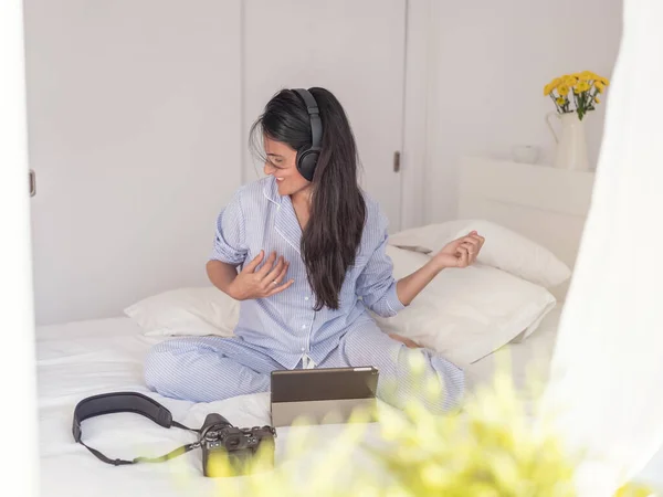 Lächelnde Frau Pyjama Und Kopfhörer Die Auf Dem Bett Sitzt — Stockfoto