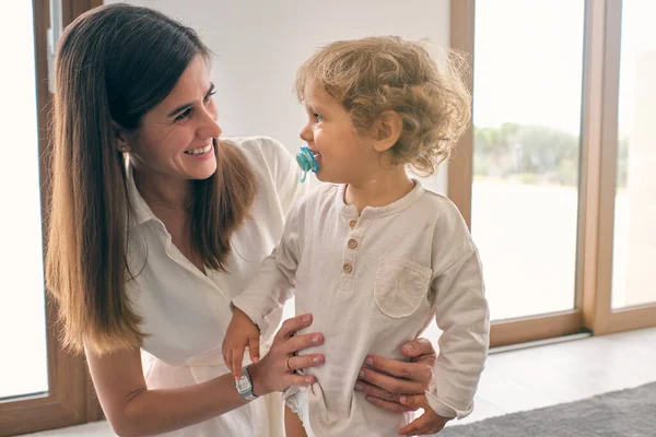 Mencintai Ibu Memeluk Anak Kecil Dengan Dot Sambil Duduk Karpet — Stok Foto