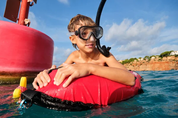 Niño Preadolescente Sonriente Máscara Buceo Snorkel Nadando Agua Mar Sobre —  Fotos de Stock