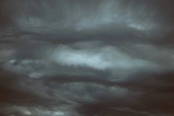 Volledig Frame Van Pluizige Grijze Wolken Zweven Hoog Lucht Donkere — Stockfoto