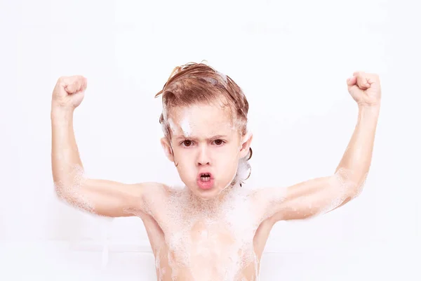 Silný Chlapec Pokrytý Pěnou Ukazující Biceps Při Pohledu Kameru Při — Stock fotografie