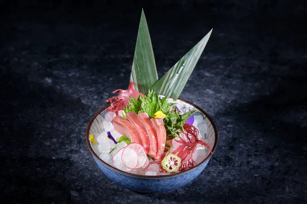 Tigela Com Sashimi Gostoso Com Filé Peixe Fresco Rabanete Limão — Fotografia de Stock