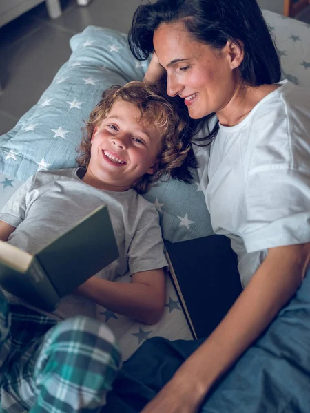 Från Ovan Lycklig Preteen Pojke Som Ligger Sängen Med Mor — Stockfoto