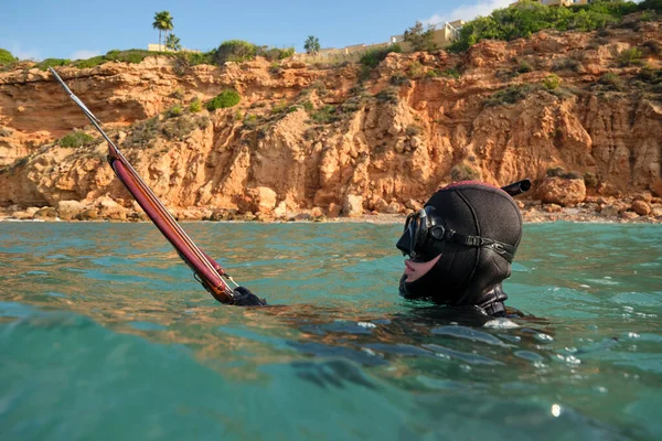 Anonim Balıkçı Dalgıç Maskesi Takıyor Mavi Denizde Zıpkınla Yüzüyor Güneşli — Stok fotoğraf