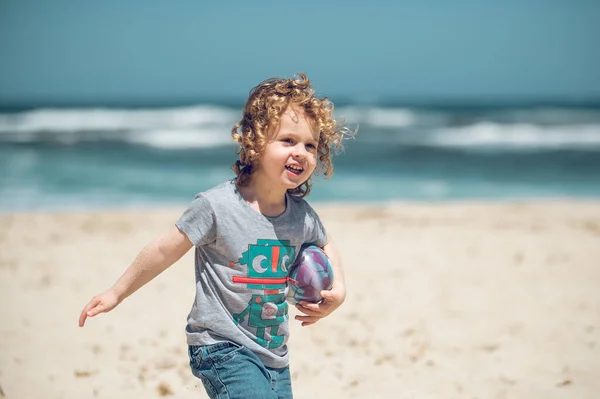 Entzückte Vorschulkinder Freizeitkleidung Mit Ball Spazieren Der Sandküste Vor Wogendem — Stockfoto