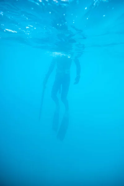 Undervattensutsikt Över Oigenkännlig Jägare Våtdräkt Och Med Harpunkanon Spjutfiske Blått — Stockfoto