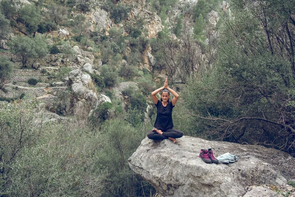 Cuerpo Completo Una Joven Excursionista Hispana Relajada Que Realiza Pose —  Fotos de Stock