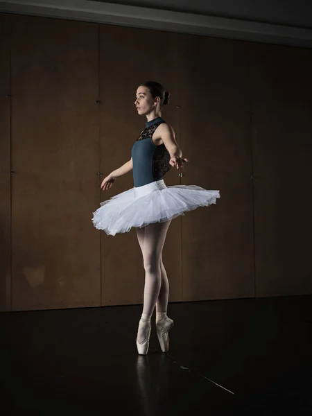 Zijaanzicht Van Full Body Slanke Ballerina Tutu Balanceren Tenen Pointe — Stockfoto