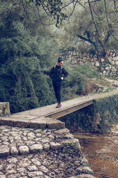 Reisende Dame Steht Auf Steinbrücke Und Blickt Auf Wasserlauf Grünen — Stockfoto