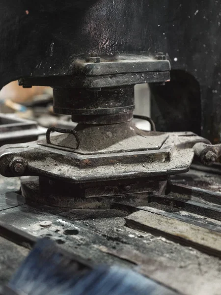Sanayi Baskı Makinesinin Yıpranmış Metal Parçası Profesyonel Zanaatkar Atölyesinde Metal — Stok fotoğraf