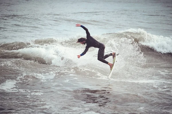 Från Ovan Hela Kroppen Man Surfare Våtdräkt Stående Surfbräda Och — Stockfoto