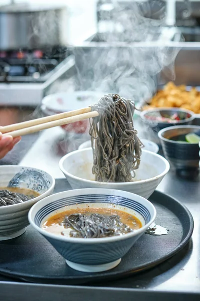 Crop Anonieme Chef Kok Met Houten Eetstokjes Bereiden Traditionele Aziatische — Stockfoto