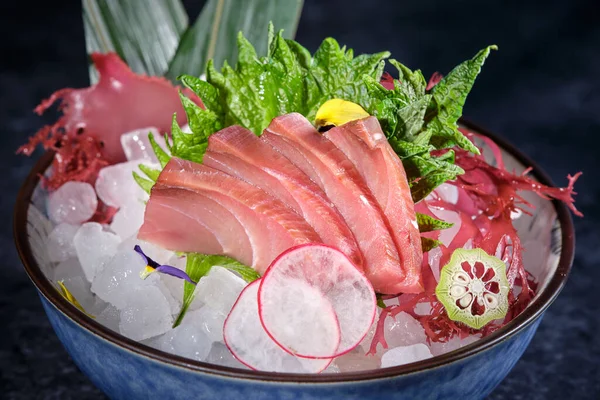 Tigela Com Sashimi Gostoso Com Filé Peixe Fresco Rabanete Limão — Fotografia de Stock