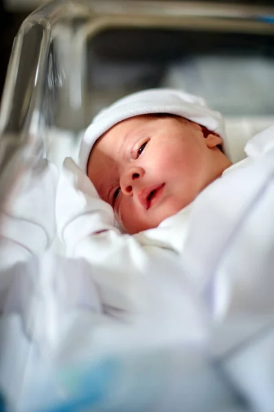 Newborn Baby Sleeping Its Hospital Crib — Stock Photo, Image
