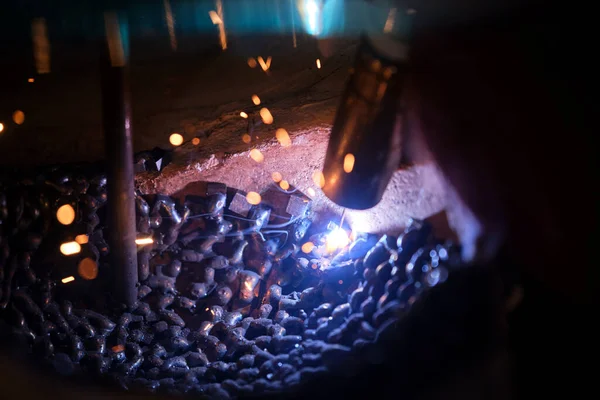 Cima Artesão Anônimo Usando Máquina Para Soldar Metal Torno Vara — Fotografia de Stock