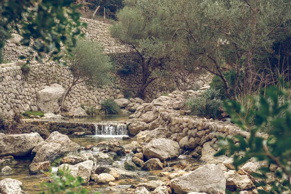 Malerische Landschaft Von Kleinen Wasserfall Fluss Strömt Durch Felsbrocken Der — Stockfoto