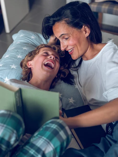 Hoch Winkel Von Joyful Preteen Boy Und Happy Mom Reading — Stockfoto