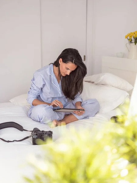 Çıplak Ayaklı Esmer Pijamalı Yatak Bacaklı Fotoğraf Makinesinin Yanında Oturuyor — Stok fotoğraf